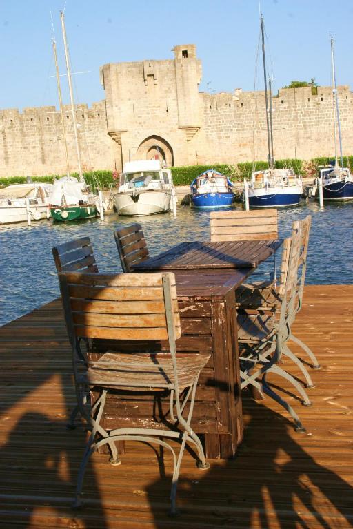 Péniche Poompui Hotel Aigues-Mortes Camera foto