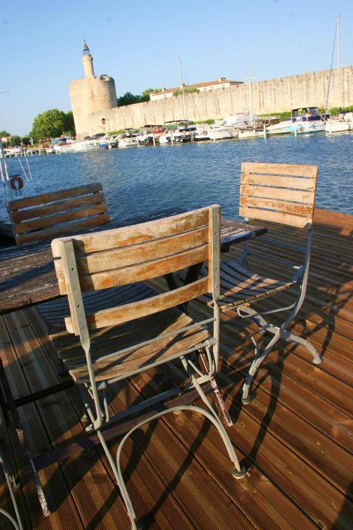 Péniche Poompui Hotel Aigues-Mortes Camera foto